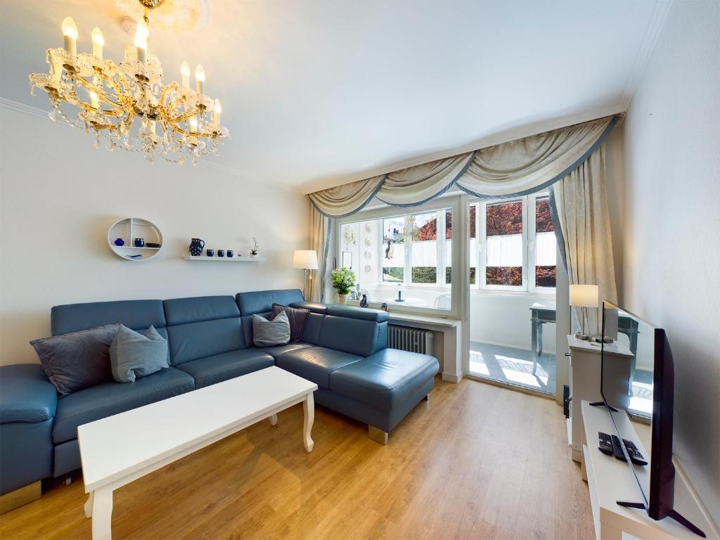 加爾米施－帕騰基興的住宿－FeWo Wankblick，客厅配有蓝色的沙发和电视