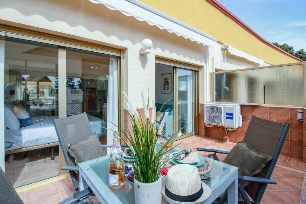 Część wypoczynkowa w obiekcie Modern beach apartment Romana Playa 723 in Marbella, Elviria