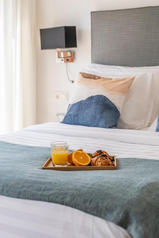 Łóżko lub łóżka w pokoju w obiekcie Modern beach apartment Romana Playa 723 in Marbella, Elviria