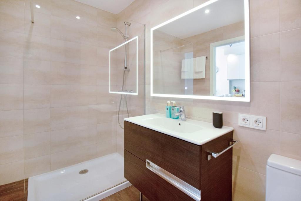 Łazienka w obiekcie Modern beach apartment Romana Playa 723 in Marbella, Elviria