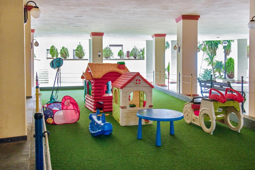 Klub dla dzieci w obiekcie Modern beach apartment Romana Playa 723 in Marbella, Elviria