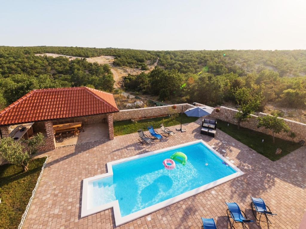 an overhead view of a swimming pool and a house at Guest House Mistral in Radovin