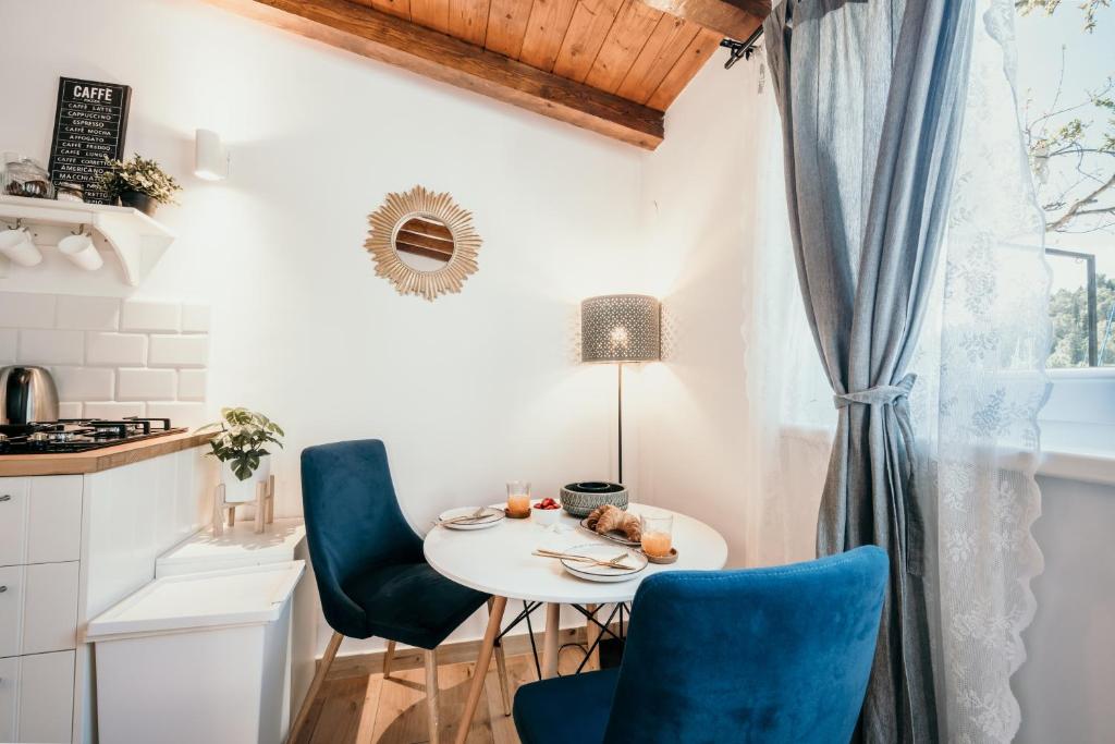 Mila and Jurija Formenti 2 apartments in heart of nautic marina, with heated swimming pool, bikes, Sup, kajak, free parking in our garden - 3