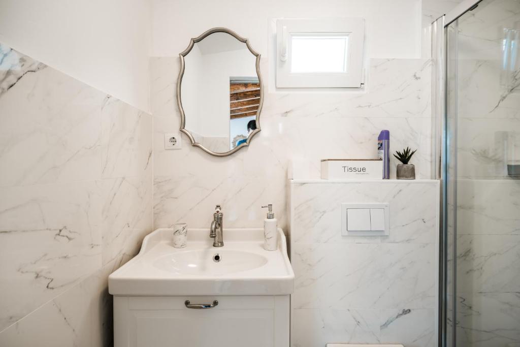 Mila and Jurija Formenti 2 apartments in heart of nautic marina, with heated swimming pool, bikes, Sup, kajak, free parking in our garden - 13