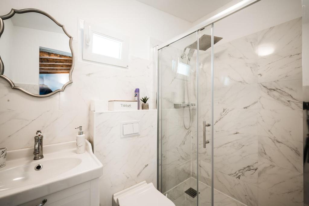 Mila and Jurija Formenti 2 apartments in heart of nautic marina, with heated swimming pool, bikes, Sup, kajak, free parking in our garden - 12