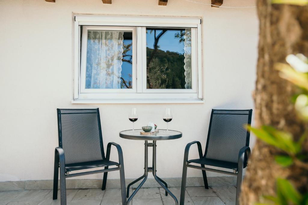 Mila and Jurija Formenti 2 apartments in heart of nautic marina, with heated swimming pool, bikes, Sup, kajak, free parking in our garden - 16