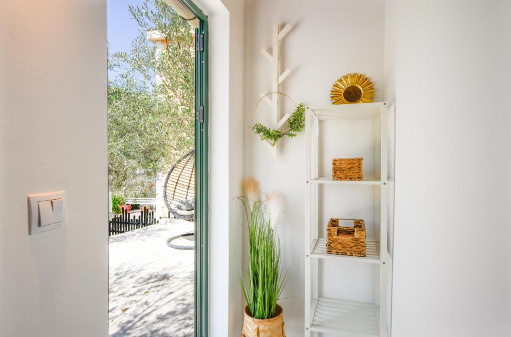 Mila and Jurija Formenti 2 apartments in heart of nautic marina, with heated swimming pool, bikes, Sup, kajak, free parking in our garden - 14