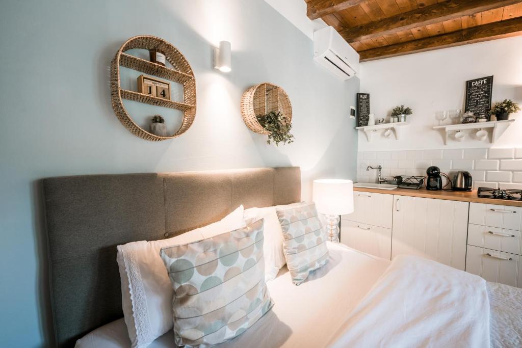 Mila and Jurija Formenti 2 apartments in heart of nautic marina, with heated swimming pool, bikes, Sup, kajak, free parking in our garden - 9