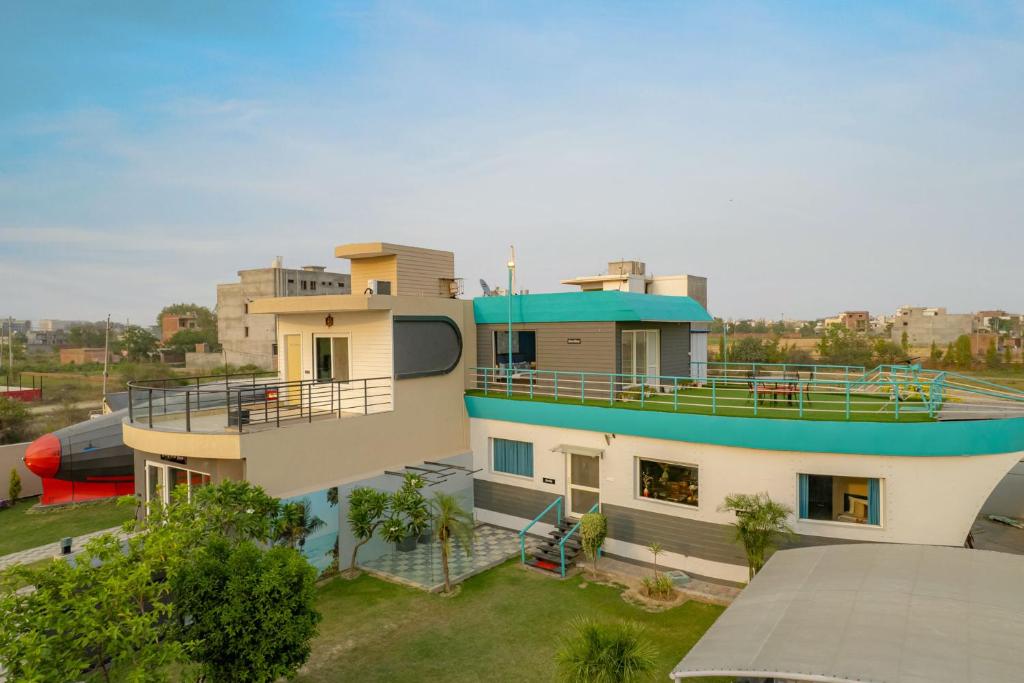 Galeriebild der Unterkunft Nautical Nest by StayVista - Sea-Themed Villa with Jacuzzi & Pool in Amritsar