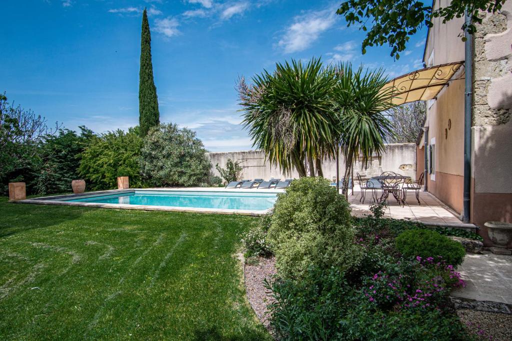 カヴァイヨンにあるStunning property between Alpilles and Luberonの家の庭にあるプール