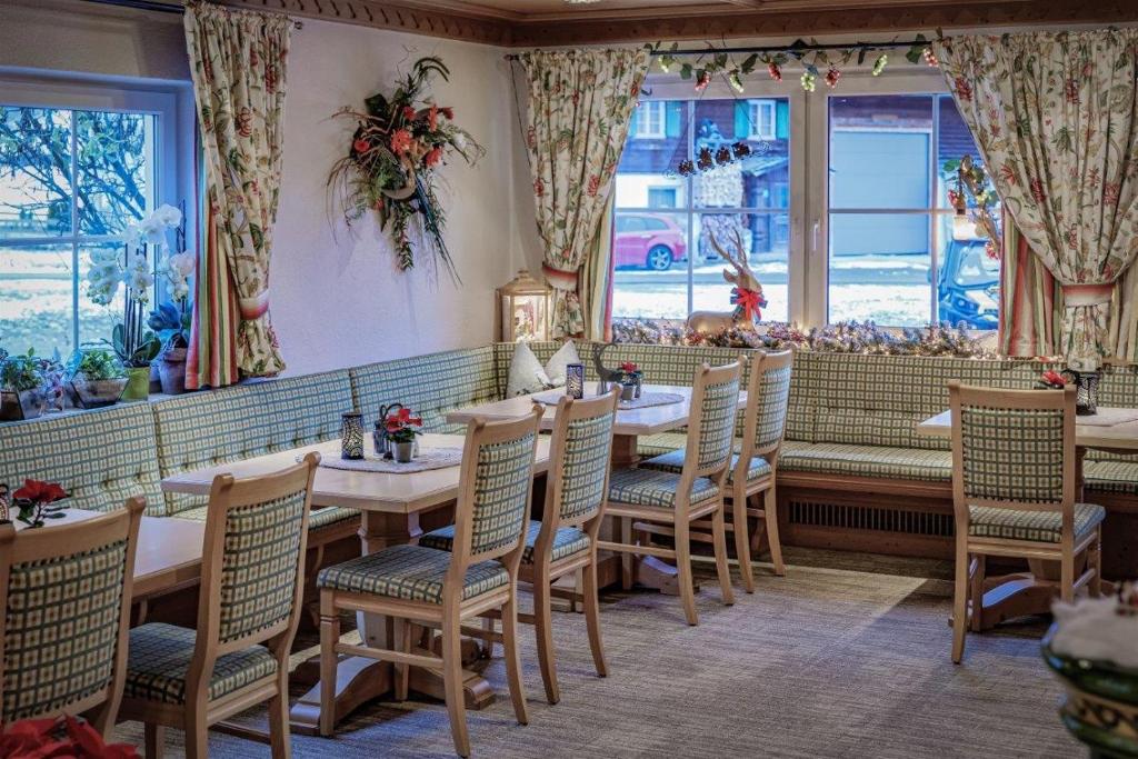A restaurant or other place to eat at Gästehaus Elfriede inklusive Sommerbergbahnticket
