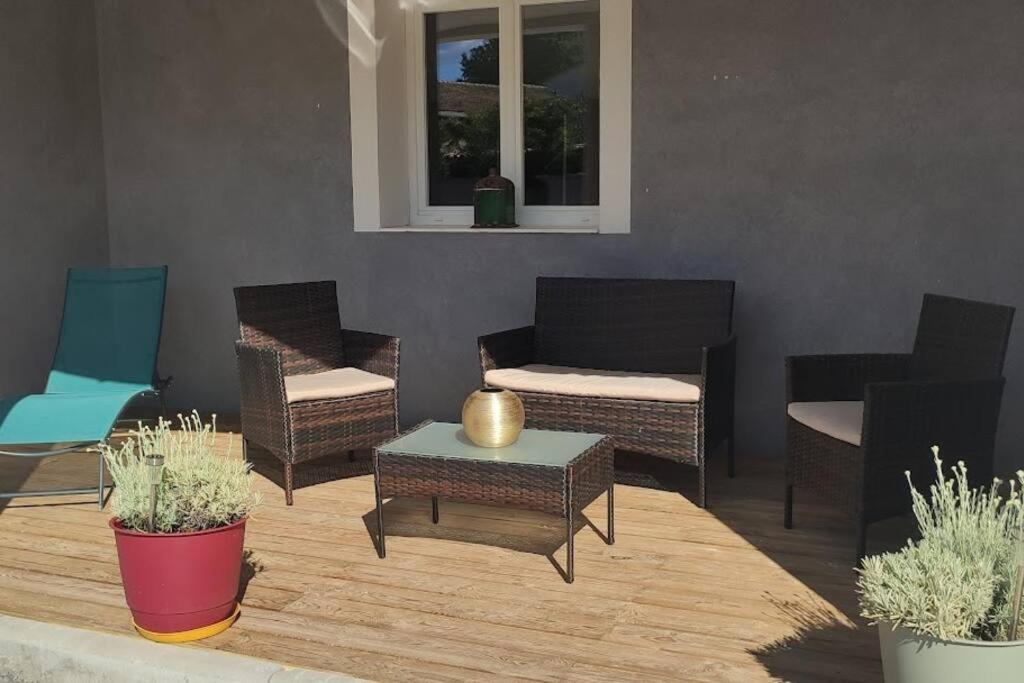 d'une terrasse avec des chaises, une table et un canapé. dans l'établissement Appartement 3 pièces avec terrasse au soleil, au Thoronet