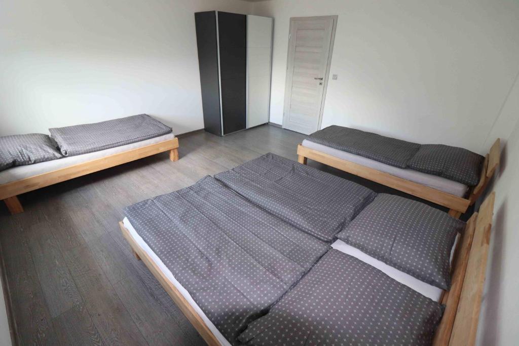 Tempat tidur dalam kamar di Apartm&aacute;n u Trojmez&iacute;