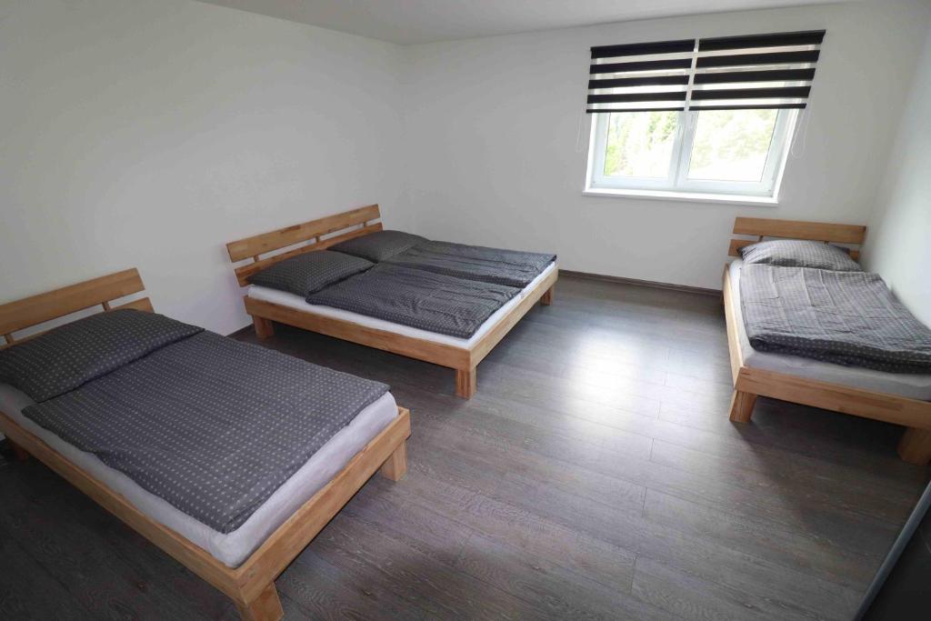 Tempat tidur dalam kamar di Apartm&aacute;n u Trojmez&iacute;