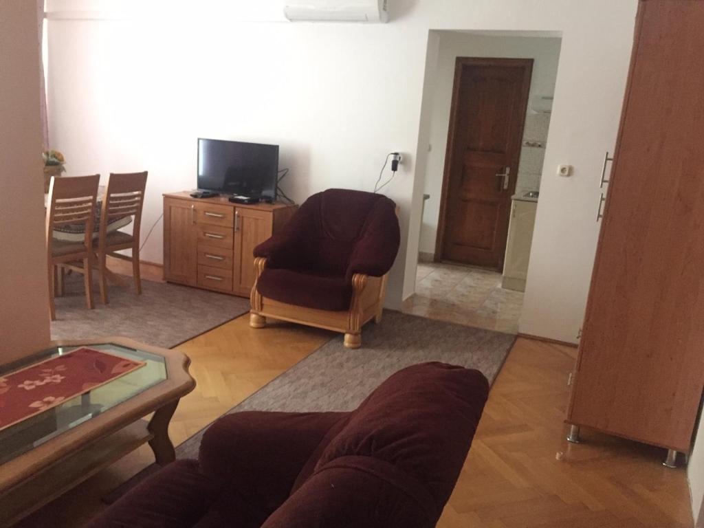 Televízia a/alebo spoločenská miestnosť v ubytovaní Apartments Yowan