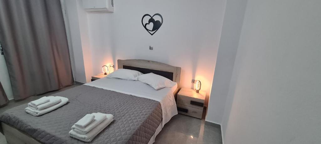um quarto com duas toalhas brancas numa cama em Elaion Vacation Home em Naxos Chora