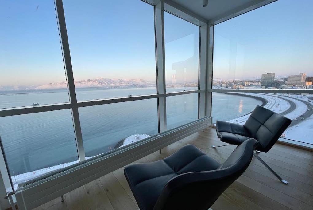 een woonkamer met uitzicht op het water bij Luxury apartment downtown Reykjavik with stunning views in Reykjavík