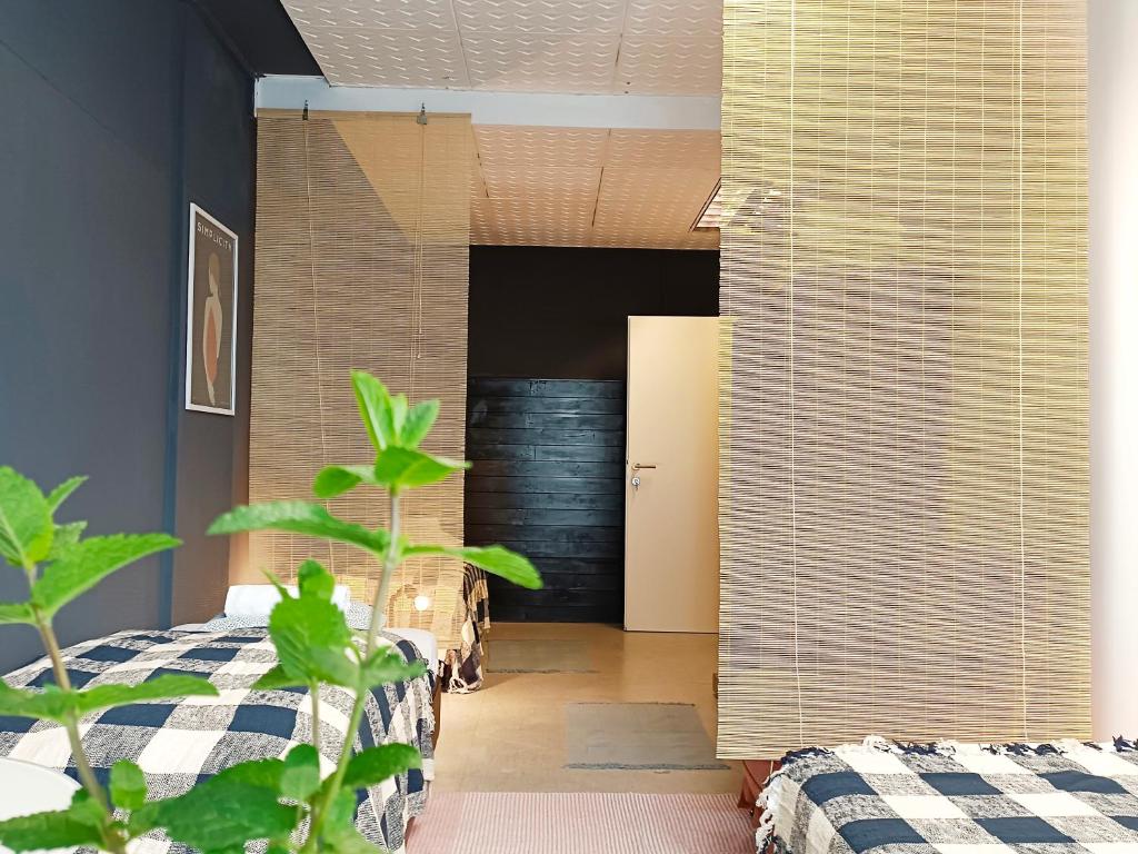 sypialnia z 2 łóżkami i drzwiami do garażu w obiekcie Lounge-Style-Hostel w mieście St. Veit an der Glan