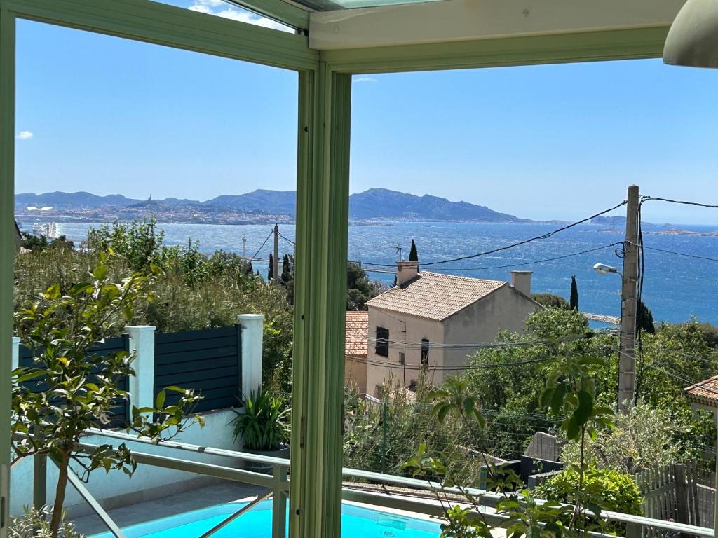 Habitación con vistas al agua desde una casa en maison entièrement climatisée vue d'exception mer et rade de Marseille avec piscine 8 personnes, en Marsella