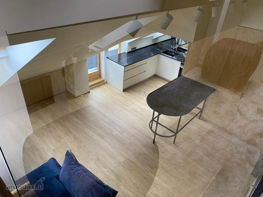uma vista superior de uma cozinha com uma mesa e uma cadeira em Vieno miegamojo apartamentas em Kaunas