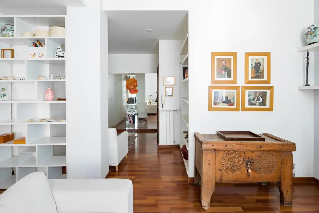uma sala de estar com paredes brancas e uma mesa de madeira em Gianicolo Elegant Art Oasis em Roma