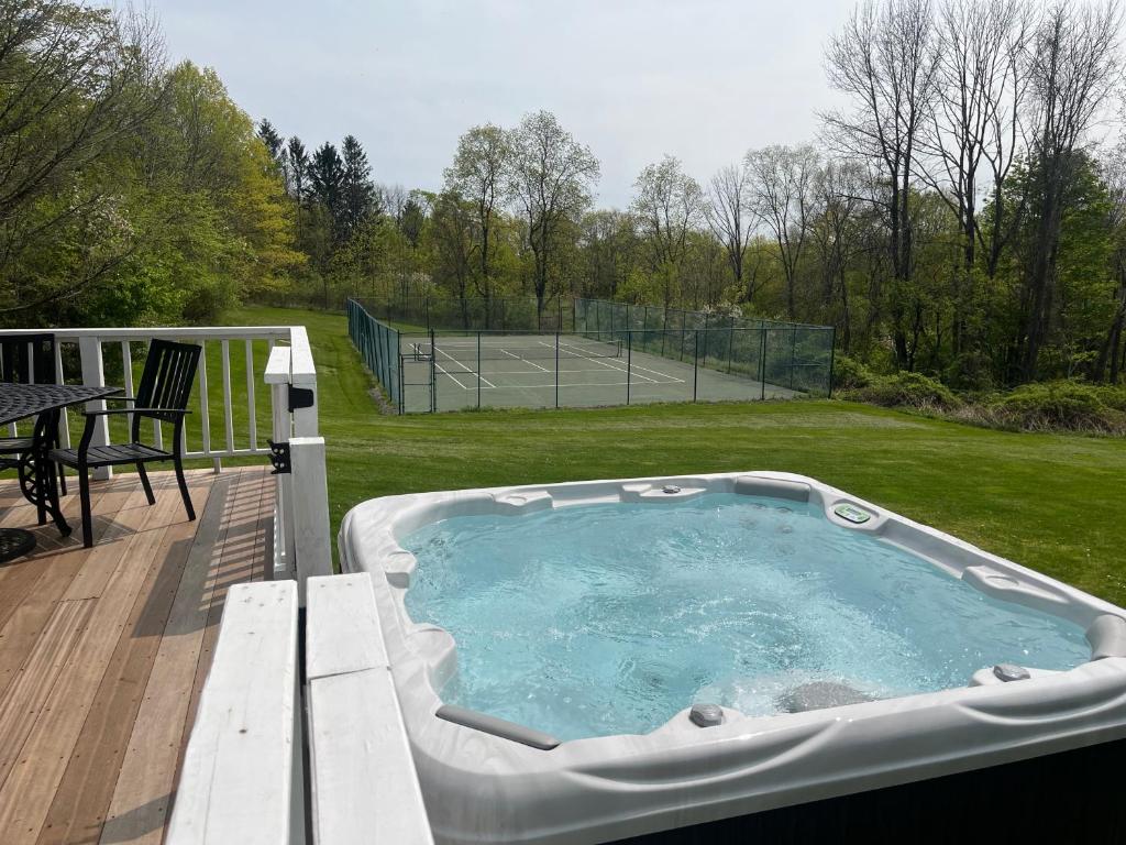 Warren Cottage PoshPadsCT Tennis, Hot Tub, Gas BBQ, Bike, Ski, Warren Updated 2024 Prices