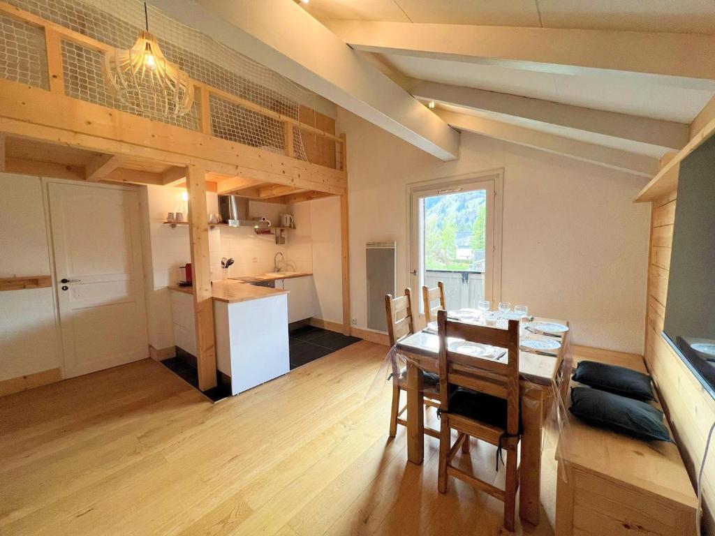 eine Küche und ein Esszimmer mit einem Tisch und Stühlen in der Unterkunft Appartement Samoëns, 2 pièces, 6 personnes - FR-1-624-98 in Samoëns