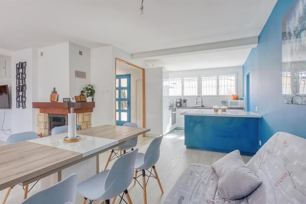 une cuisine et un salon avec une table et des chaises dans l'établissement Maison de vacances Bisca, à Biscarrosse