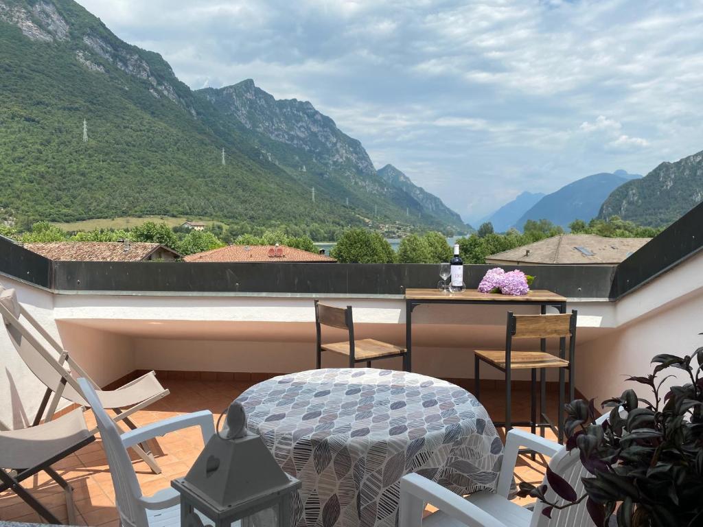 d'un balcon avec une table, des chaises et des montagnes. dans l'établissement Casa Vittoria V2, à Crone