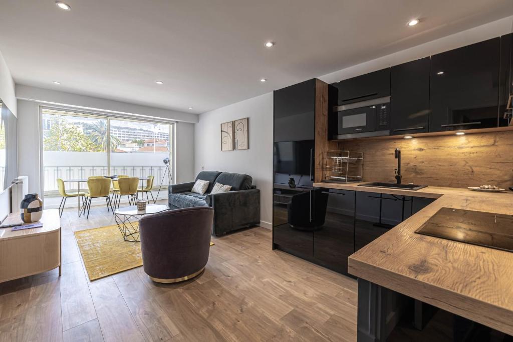 une cuisine et un salon avec un canapé et une table dans l'établissement Magnificent 3room apartment quiet balcony, à Cannes