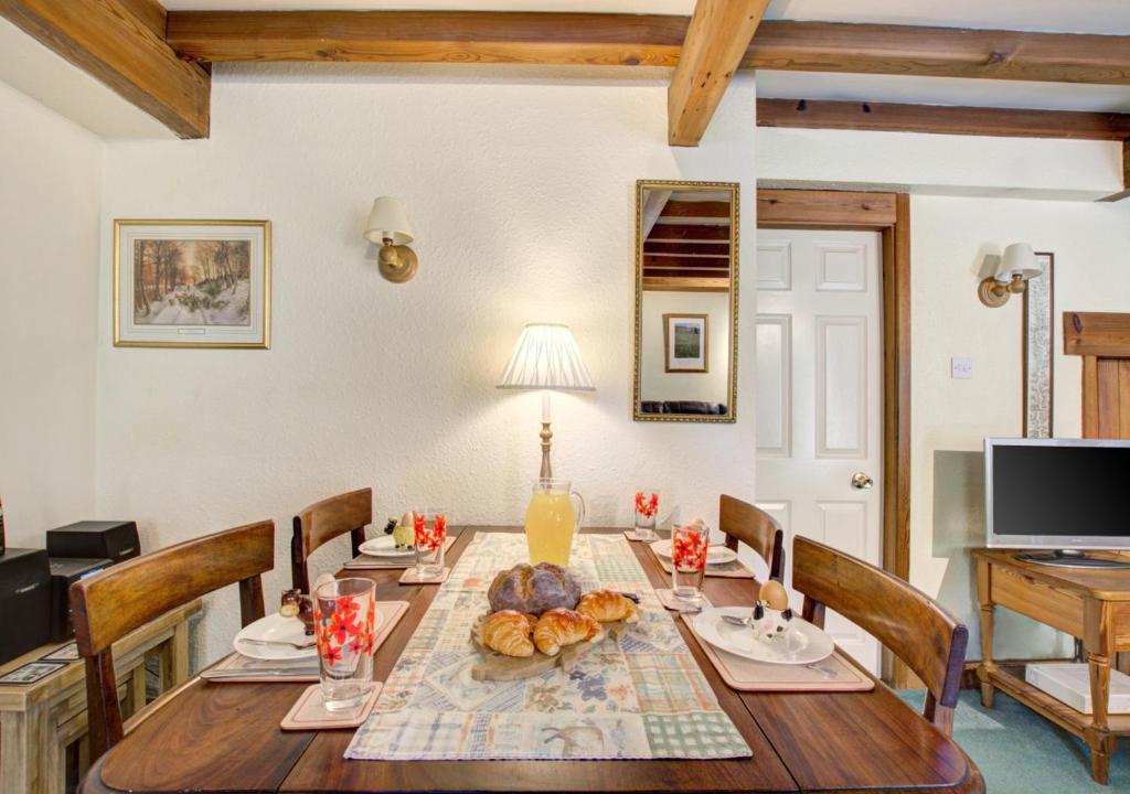 TV a/nebo společenská místnost v ubytování West Cottage