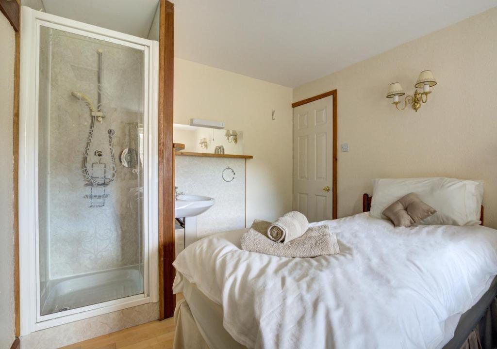 Postel nebo postele na pokoji v ubytování West Cottage