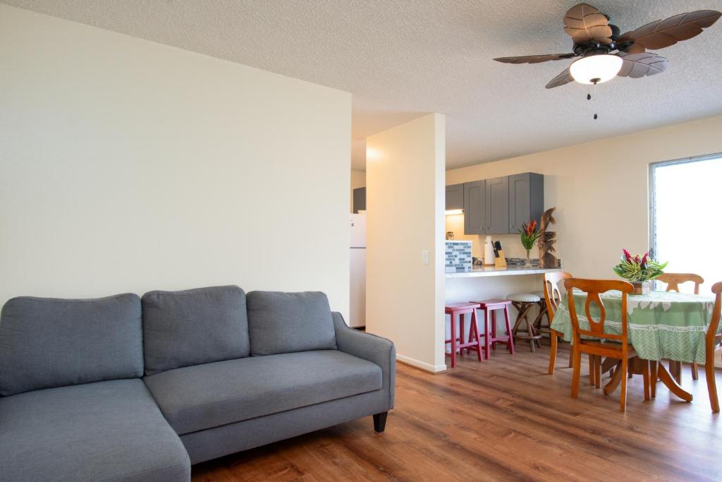 uma sala de estar com um sofá e uma mesa com cadeiras em Hualalai 307 Thirty One Day Minimum em Hilo