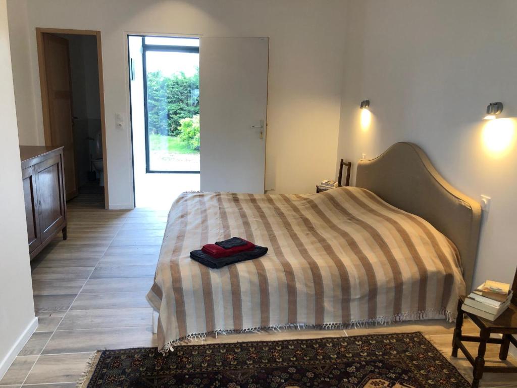 una camera da letto con un letto coperto di Les chambres de Mont St Sébastien a Soignolles-en-Brie