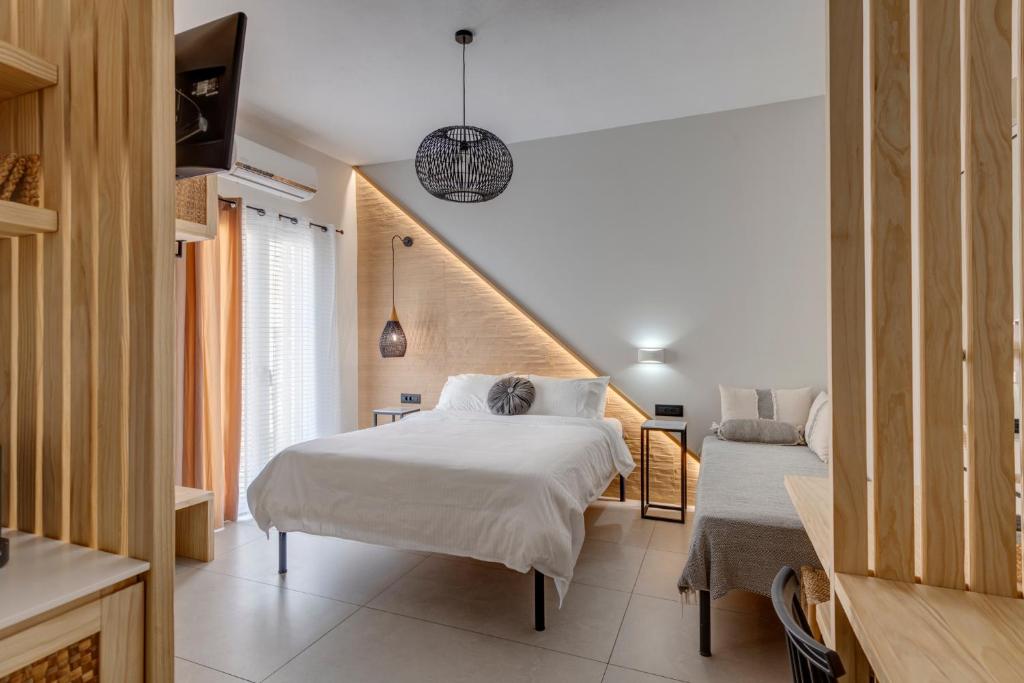 Rúm í herbergi á Aeolia Boutique Studios