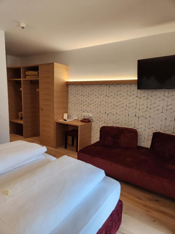 Postel nebo postele na pokoji v ubytování Hotel Dolomiten
