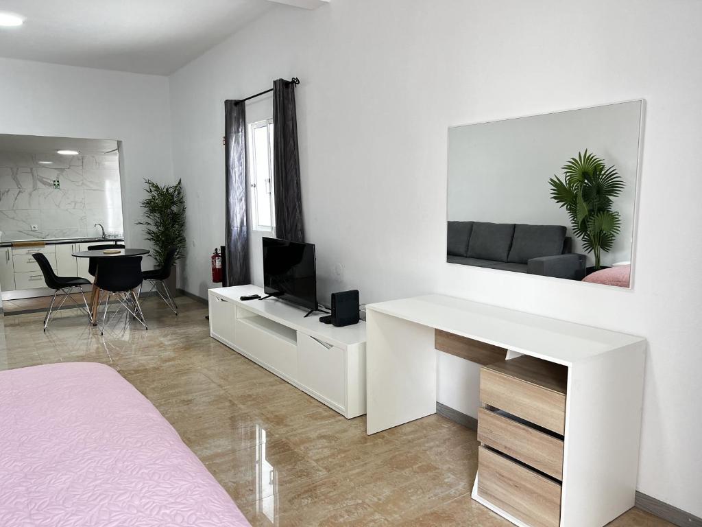 TV a/nebo společenská místnost v ubytování Studio Home Away from Home