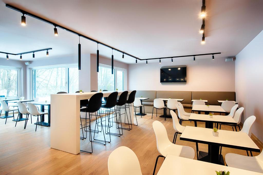 TV a/nebo společenská místnost v ubytování B&B HOTEL München-Airport