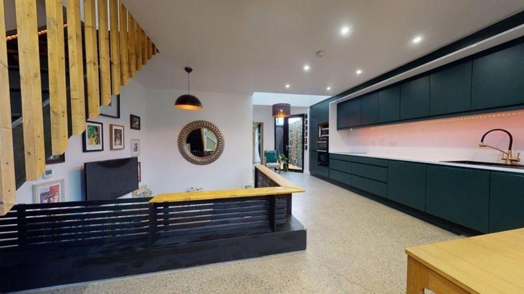 una cocina con armarios verdes y fregadero en Cozy room in Stoneybatter, Dublin, en Dublín