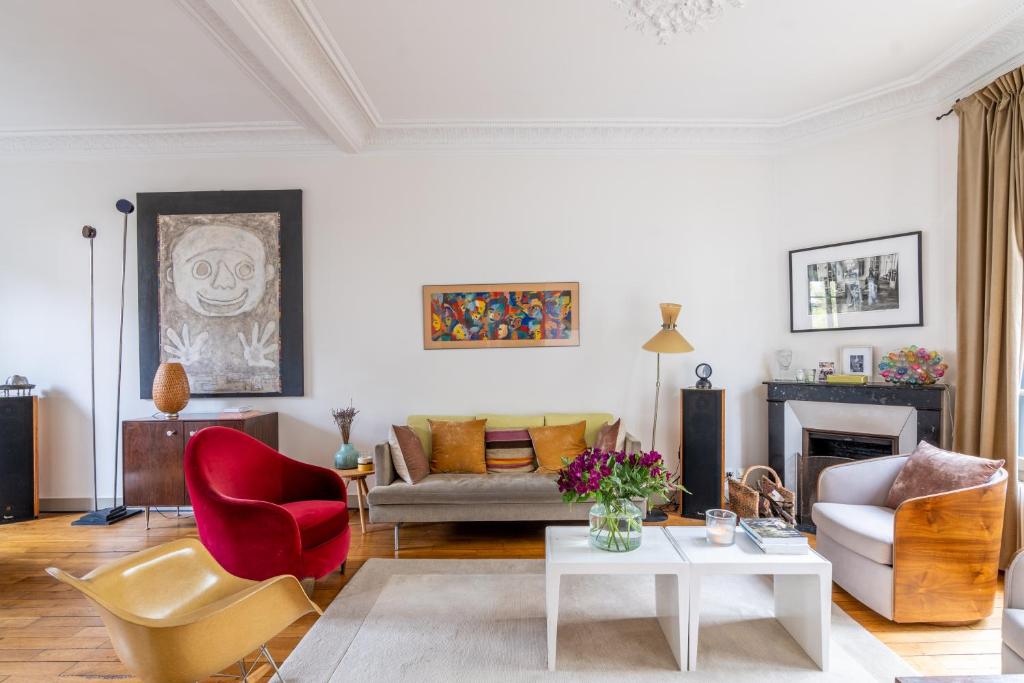 un salon avec un canapé et une table dans l'établissement Veeve - Enchanted Hideaway, à Boulogne-Billancourt