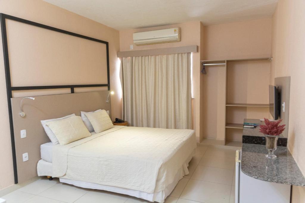 um quarto de hotel com uma cama e uma televisão em Fórmula Arrey Hotel - Teresina em Teresina
