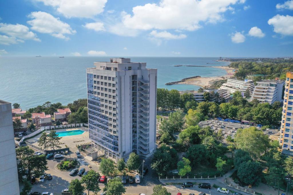 uma vista aérea de um edifício alto junto ao oceano em Olimp Sea View Apartments Etajul 10 em Olimp