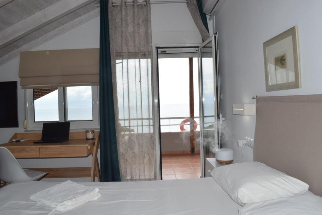 Łóżko lub łóżka w pokoju w obiekcie Alexandros Seaside Family Apartments & Villas - Paradise, 7' from Petalidi