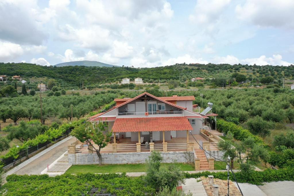 widok z góry na dom na wzgórzu w obiekcie Alexandros Seaside Family Apartments & Villas - Paradise, 7' from Petalidi w mieście Kalamaki