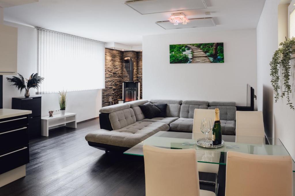 ein Wohnzimmer mit einem Sofa und einem Tisch in der Unterkunft Heaven Spa Apartment in Kranj