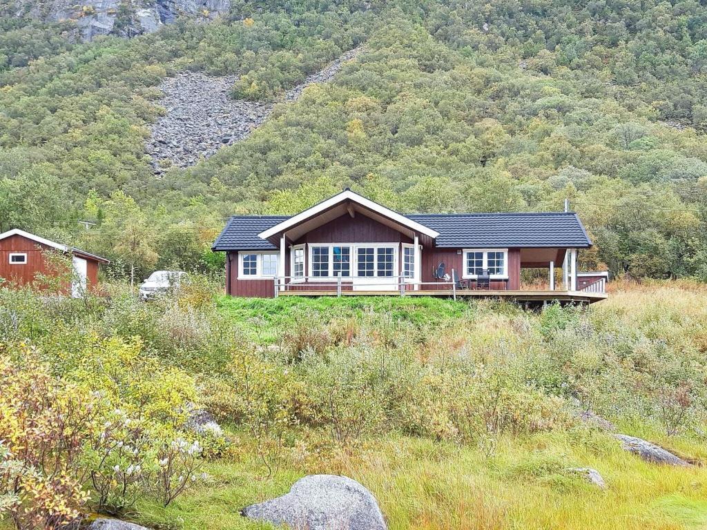 una casa sentada en la cima de una colina en Holiday home Laukvik III, en Laukvik