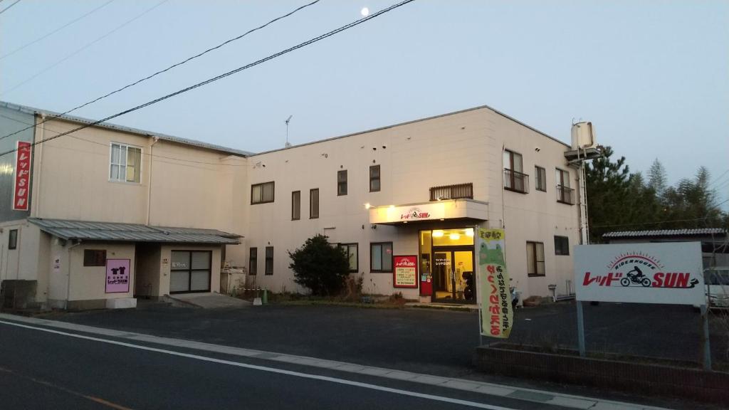 an empty street in front of a building at ライダーハウス　レッドSUN in Shimonoseki