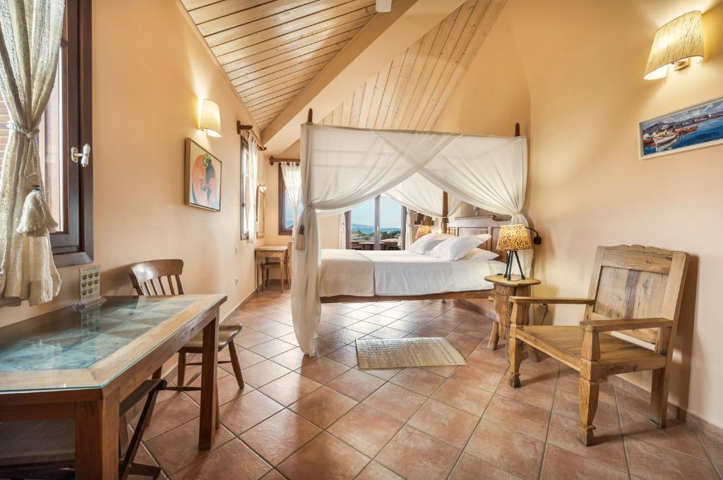 Postel nebo postele na pokoji v ubytování Rastoni Hotel Aegina