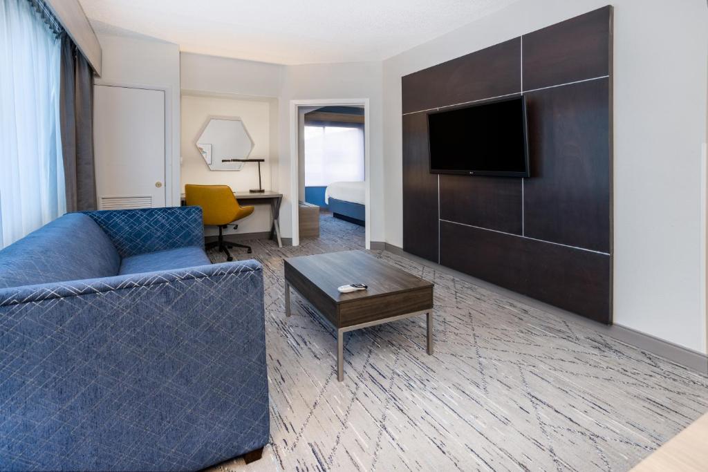 Holiday Inn Express and Suites Tampa I-75 at Bruce B. Downs by IHG photo