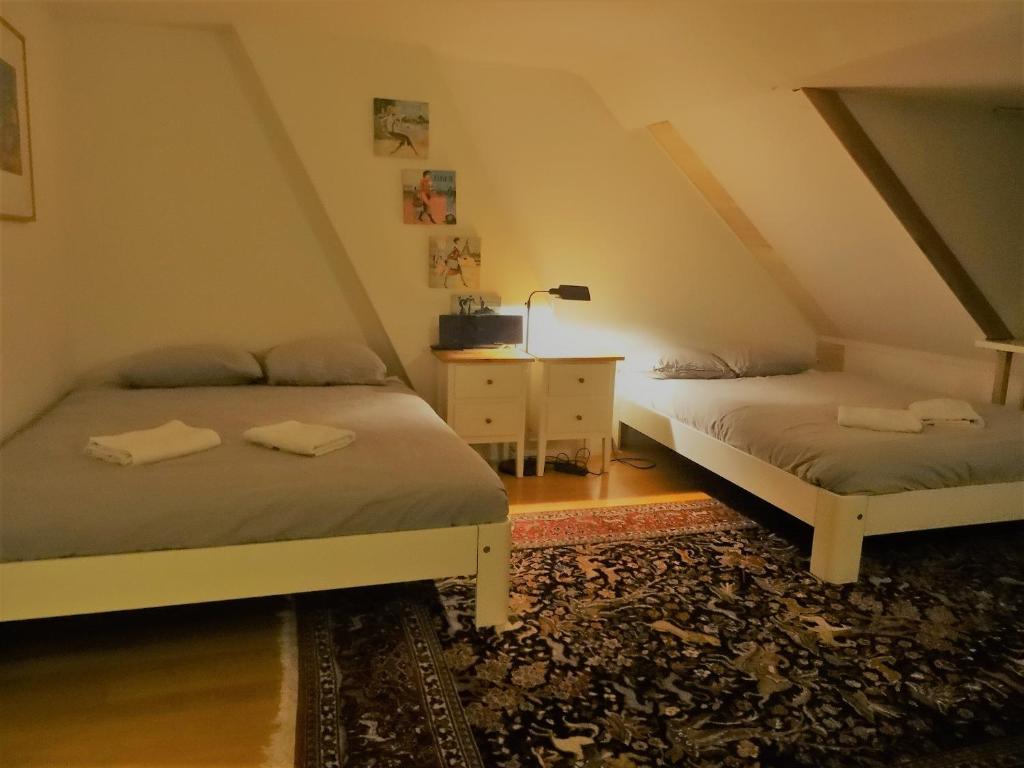 Een bed of bedden in een kamer bij Boutiquehotel Sycamore - Protected City View - Free Parking